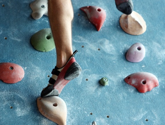 Belay system for top rope climbing that provides optimal safety